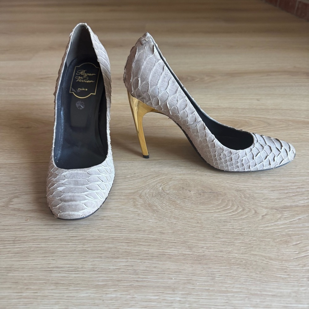 Roger Vivier Snake Pumps Gold Heels size 38.5 US 8.5
